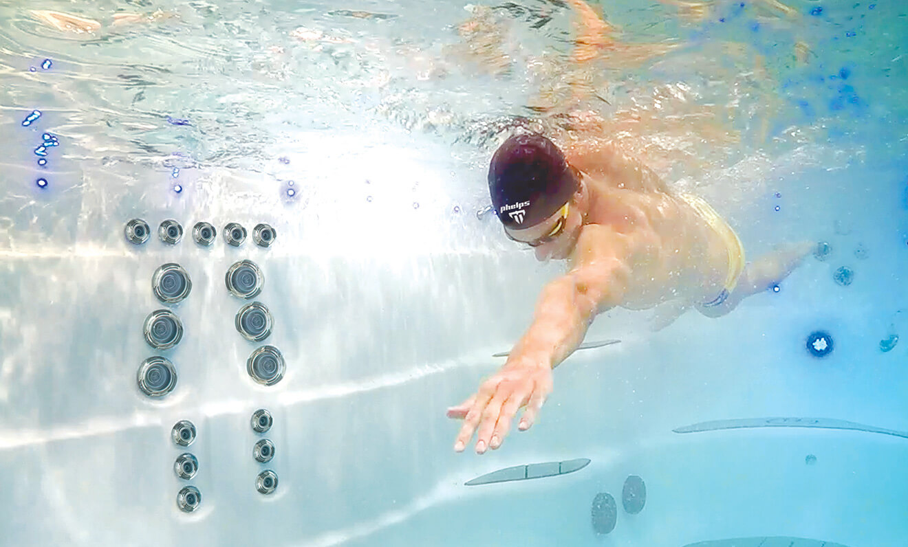 Phelps nada en un Master Spas Swim Spa